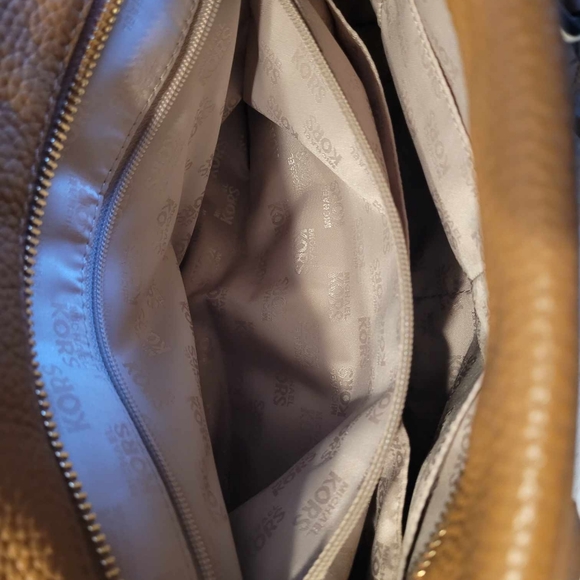 $125EMT Michael Kors vanilla Bedford Medium Tassel Leather Duffel EUC - Picture 11 of 15